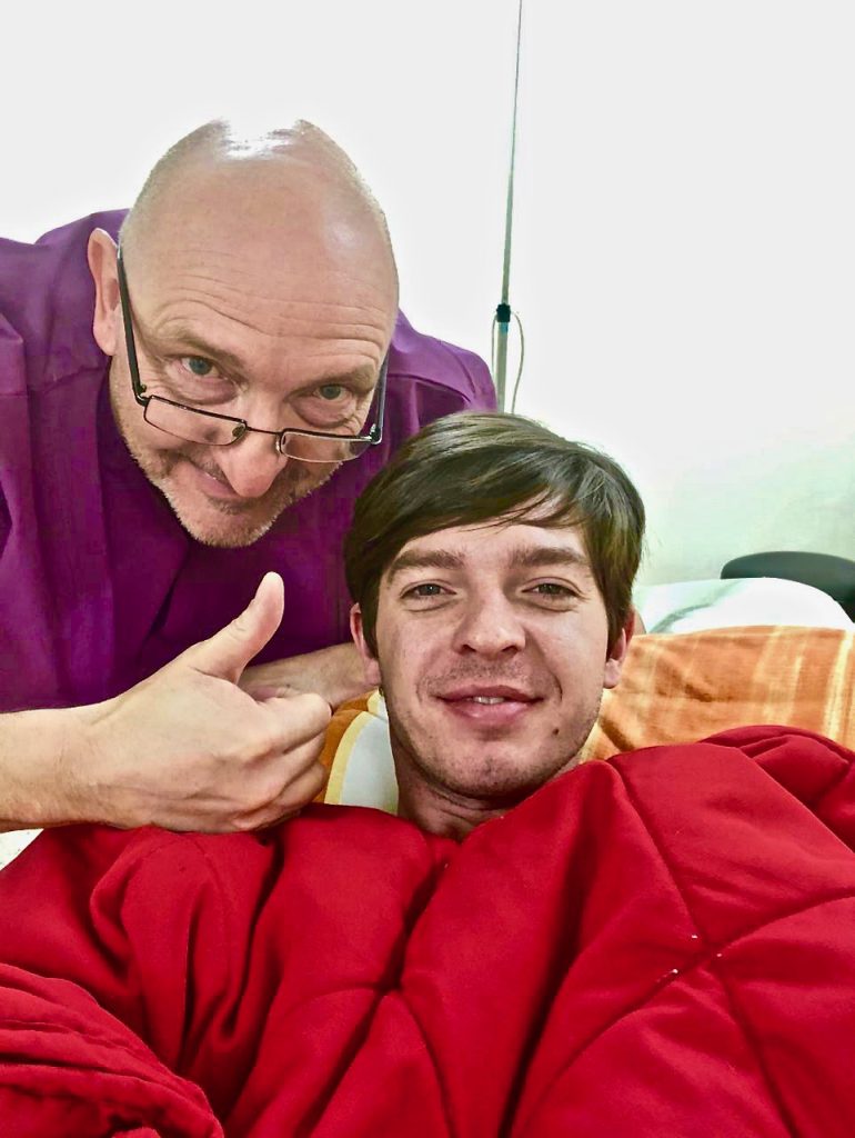 Dieses Bild hat ein leeres Alt-Attribut. Der Dateiname ist saphenion-Dr.-Zierau-mit-Viktor-Lebedev-unmittelbar-nach-der-Therapie-770x1024.jpg